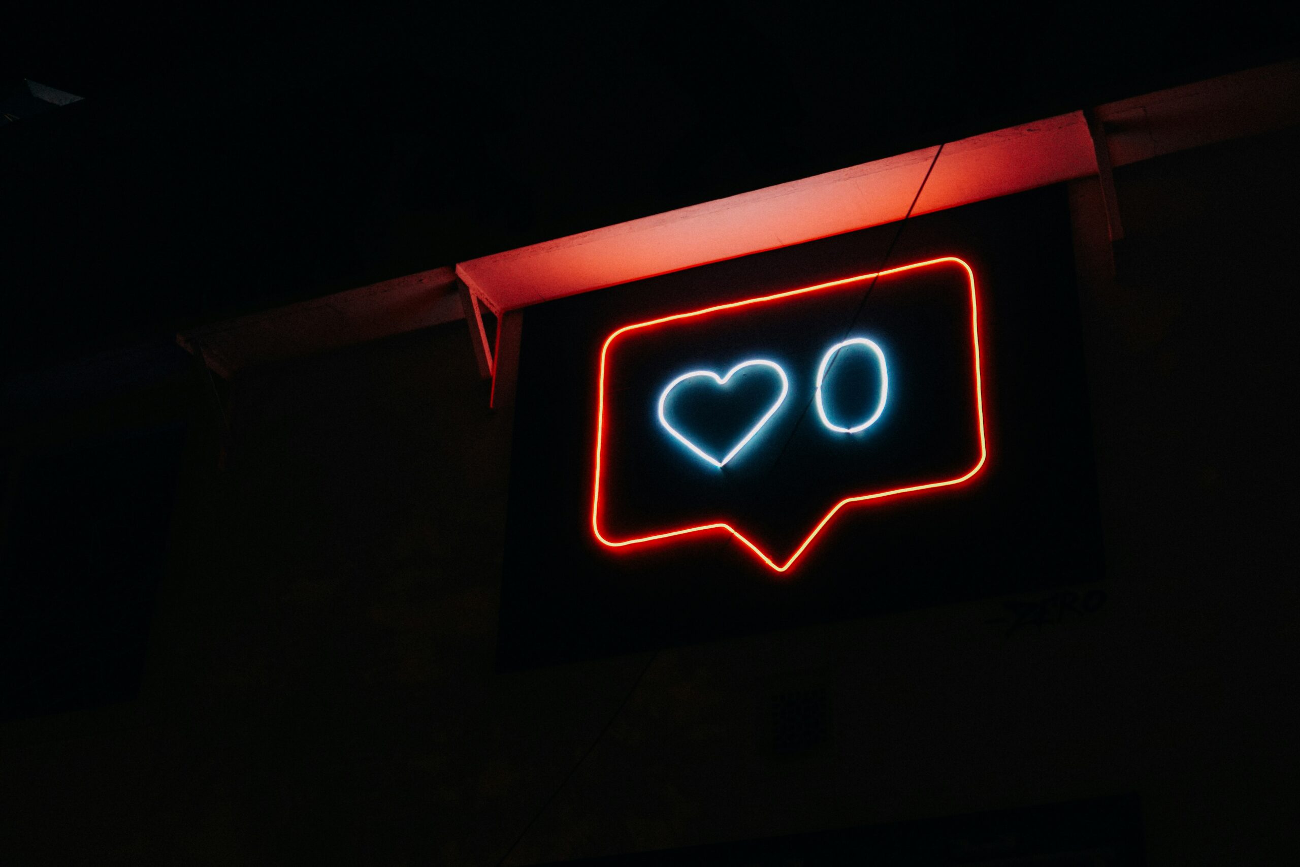 By Prateek Katyal (https://unsplash.com/de/fotos/neon-sprechblasen-schild-mit-herz-xv7-GlvBLFw)